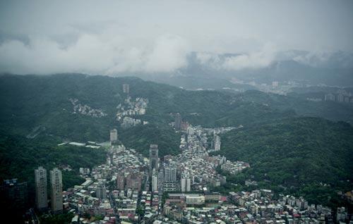站在101上鸟瞰台北市