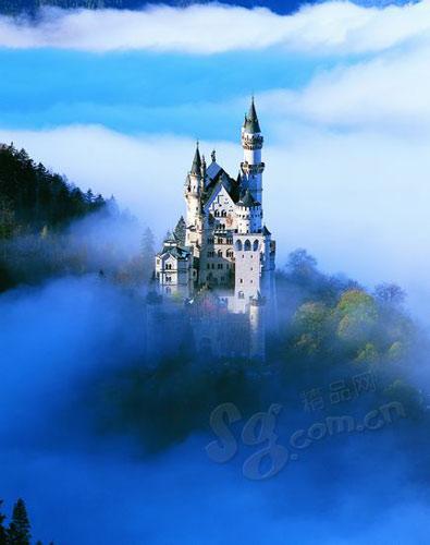 云雾中的梦幻城堡