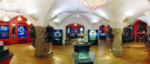 　进入施华洛世奇的总部就如同亲临童话世界，被各种奇妙的水晶艺术品包围