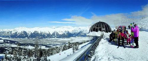 建在半山腰的木兰缆车站可直达雪朗峰顶，让游客近窥天堂